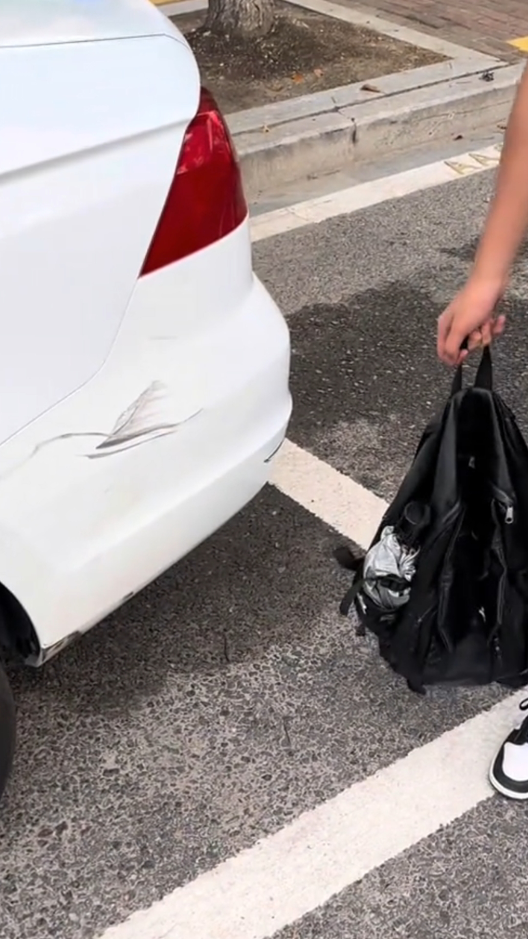 学生骑车摔倒刮蹭小车原地忍疼等车主,车主婉拒赔偿:人没事就好