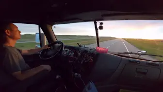 Скачать видео: 北美老司机 Trucker刚 夕阳实录无人声驾驶 | 静静的和刚哥开车 一起欣赏夕阳~！