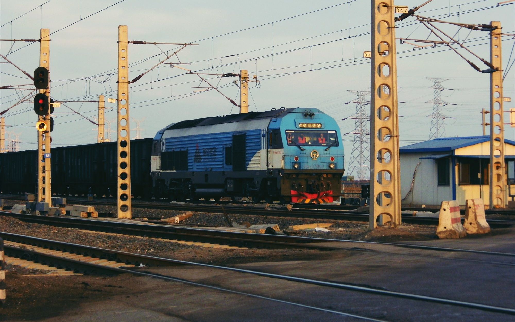 天津地方铁路南环铁路官港站津沽公路道口拍车