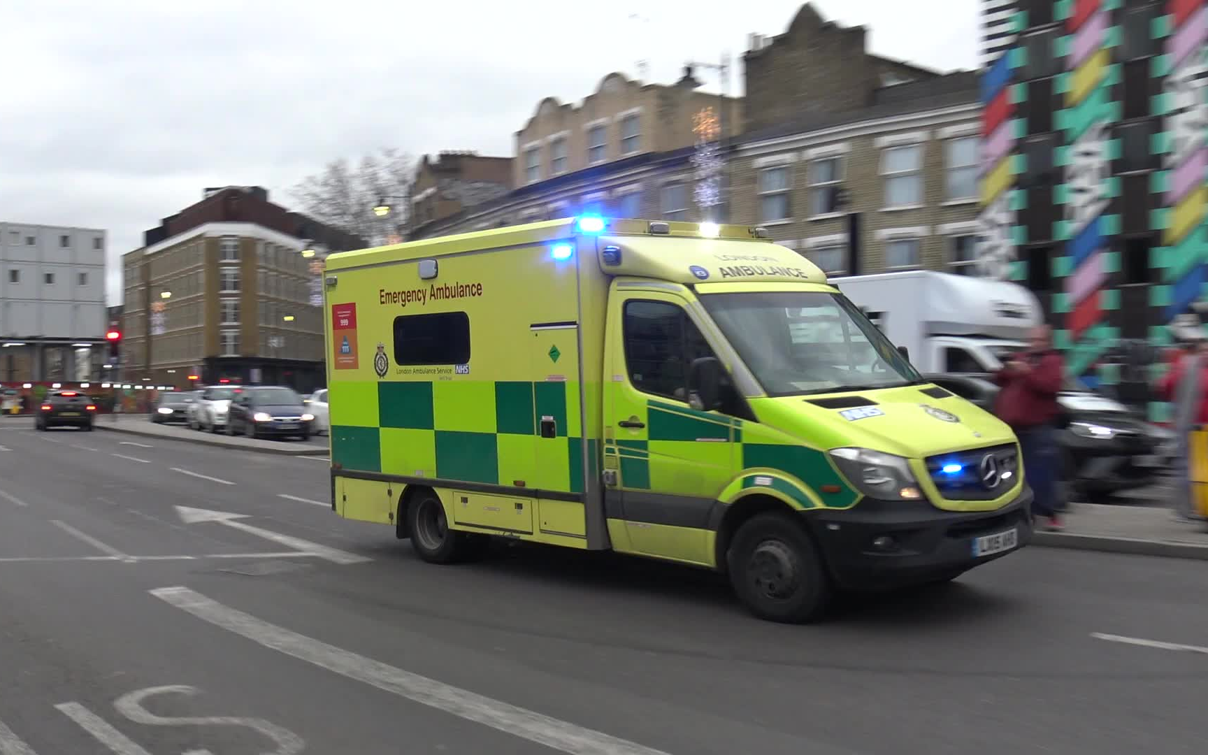 英国救护车倒车时差点撞上过路车辆!_哔哩哔哩_bilibili