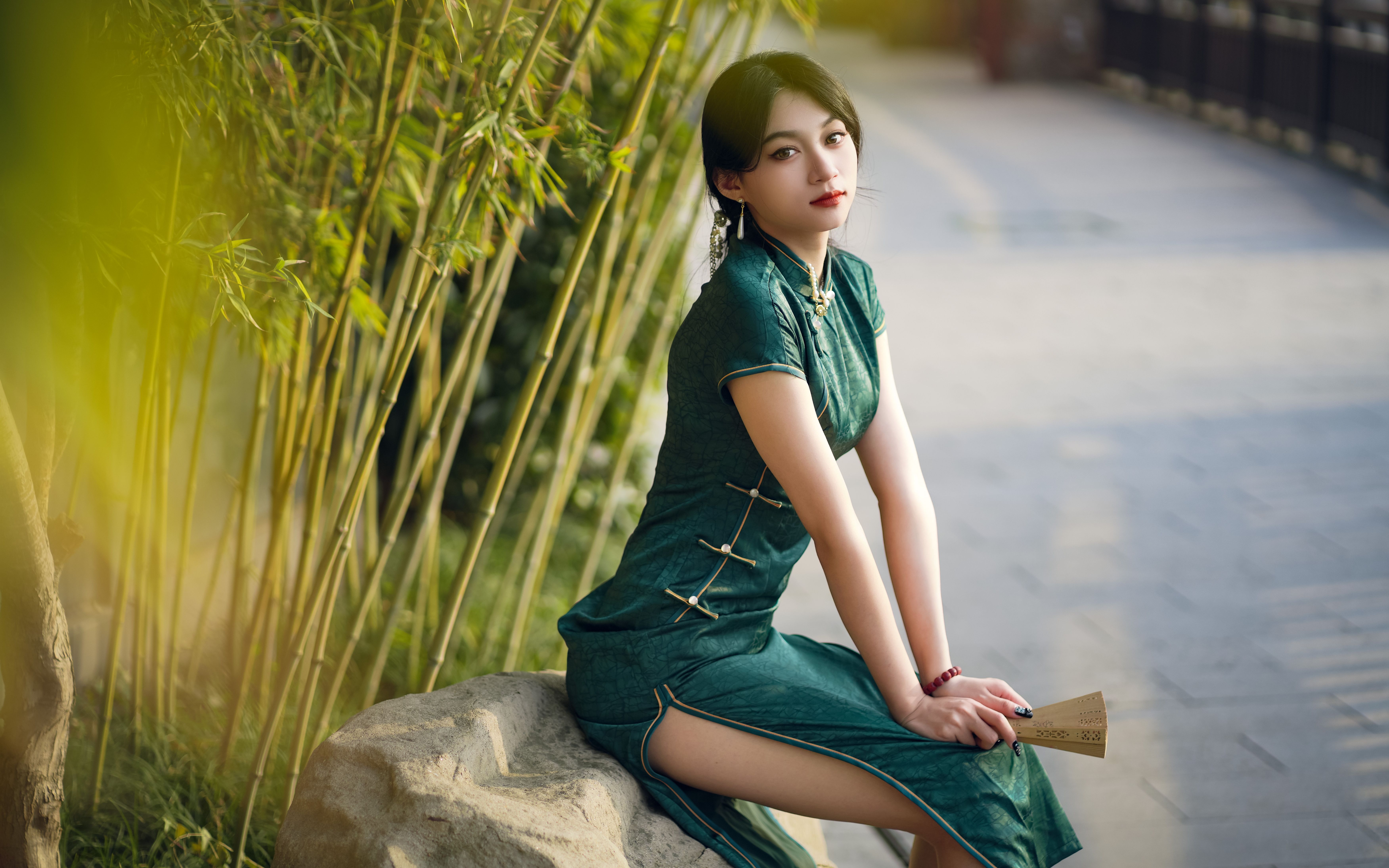 小姐姐想拍清冷风旗袍,但她实在太可爱啦