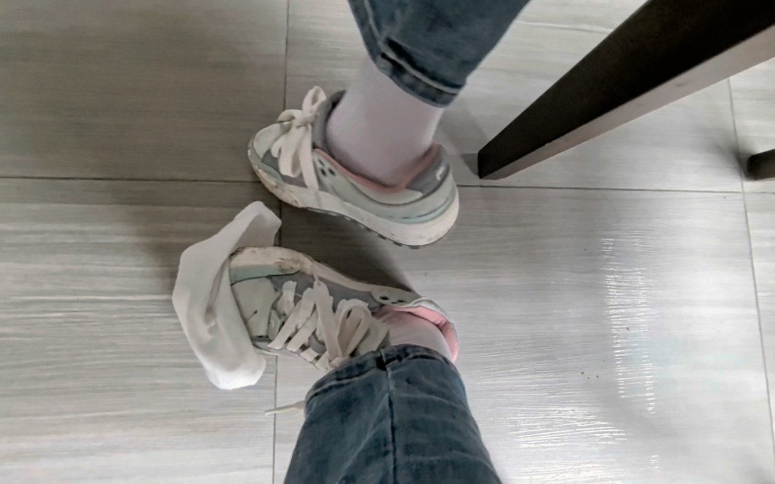 没看见姐姐鞋脏了吗?滚过来