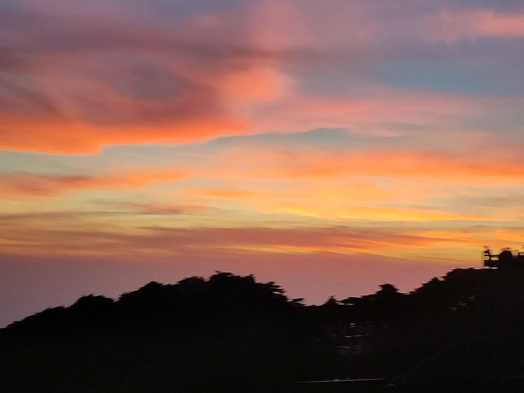 黄山光明顶的日落时分 | 紫色天空万里流云如梦境