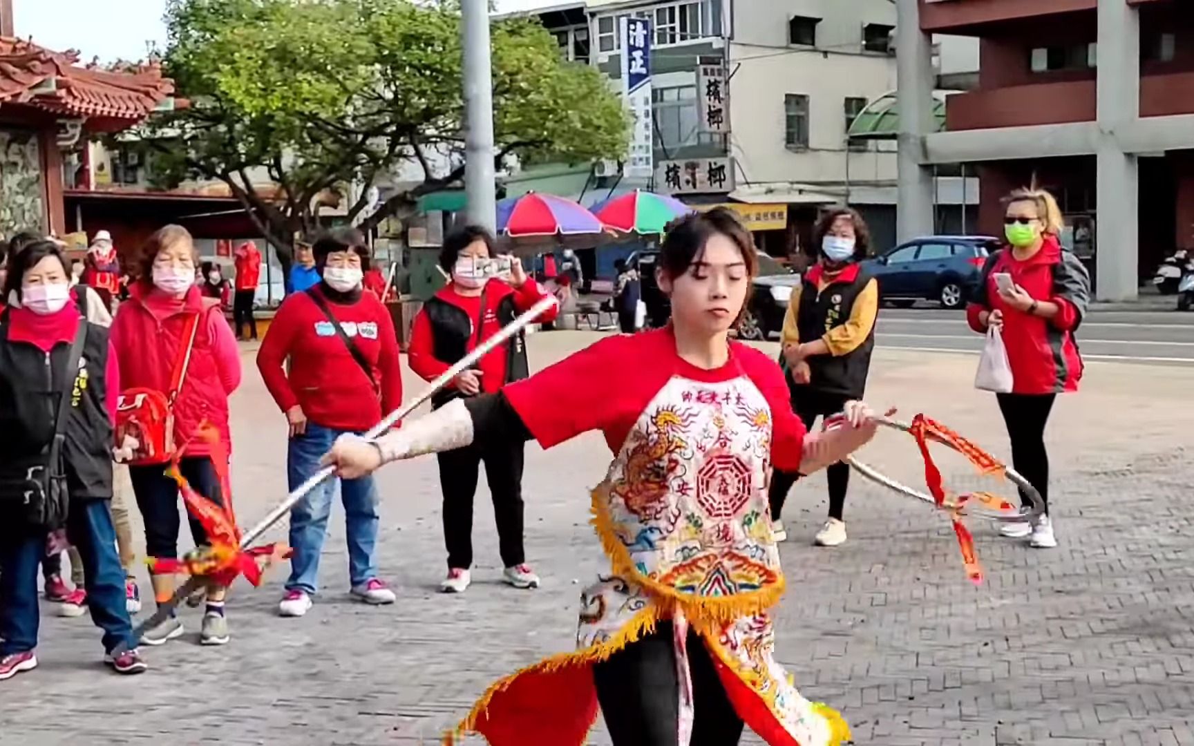 [图]正妹太子耍火尖槍架勢十足_三太子突發駕參禮｜大殿參禮後退駕｜～新營太子宮進香團( 無極聖池宮）