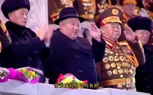 Video herunterladen: 中朝双语《三大纪律八项注意》歌声气势恢宏，配朝鲜阅兵式，霸气