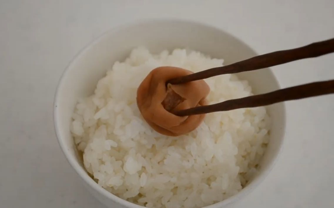 日本人迷上中国梅干,吃米饭时当配菜,网友:这也能吃下去_哔哩哔哩