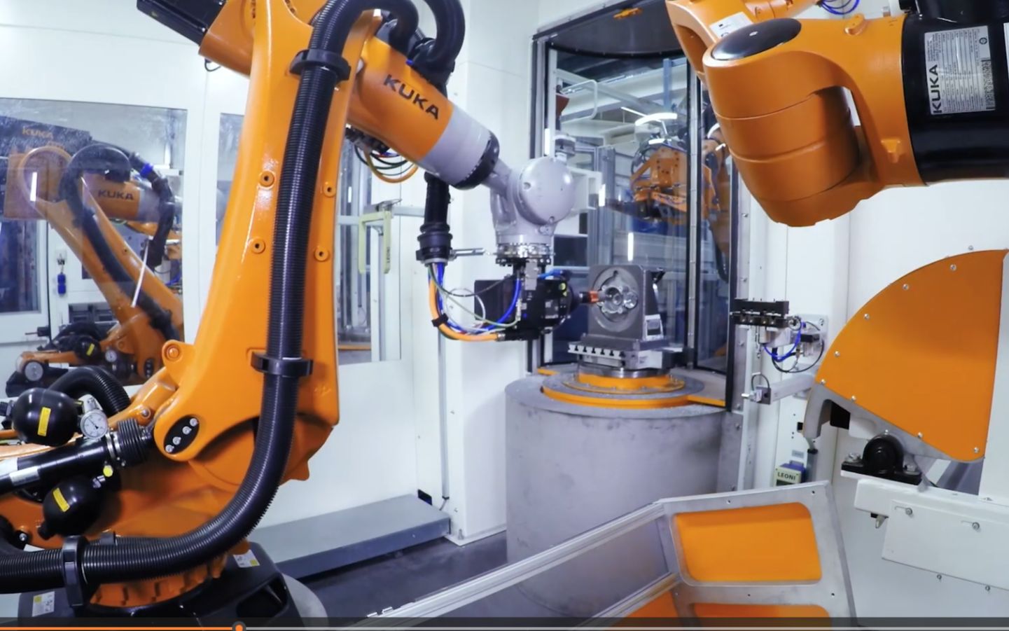 以下是kuka工厂的工业4.0机器人智能自动化