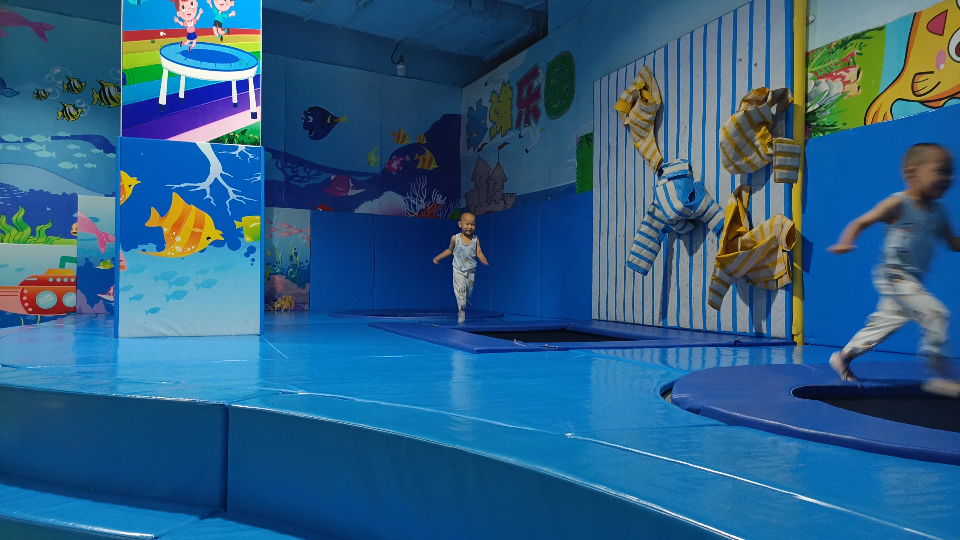 双胞胎宝贝淘气堡玩蹦床和瑜伽球