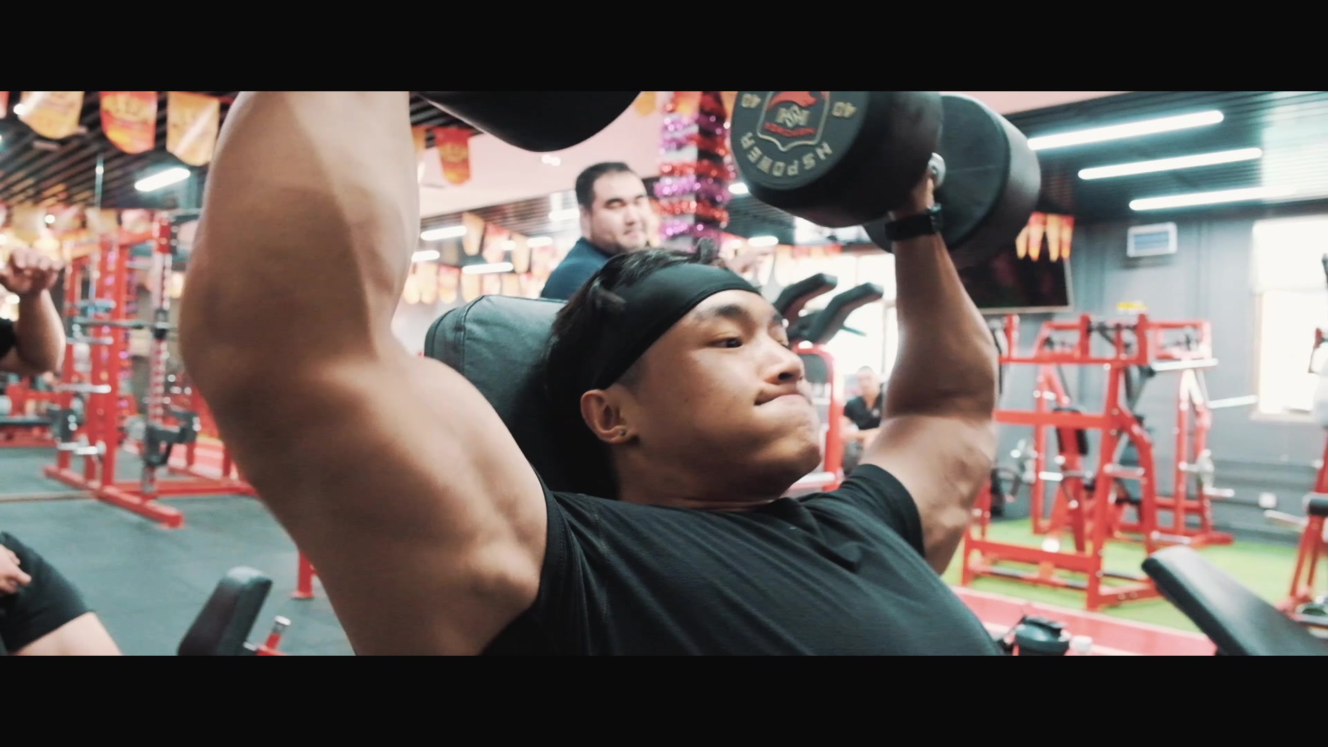 我带着ifbb职业健美大神肩膀!练肩干货(ft.超级赛亚人阿晶,张大seid)