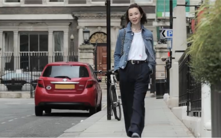 olay广告中的张曼玉,,状态好松弛啊