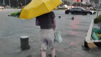 佛山多地暴雨！南海千灯湖水浸街240829