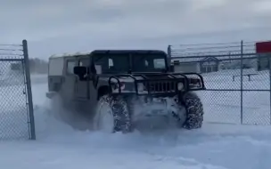 Tải video: 驾驶悍马H1雪地撒欢