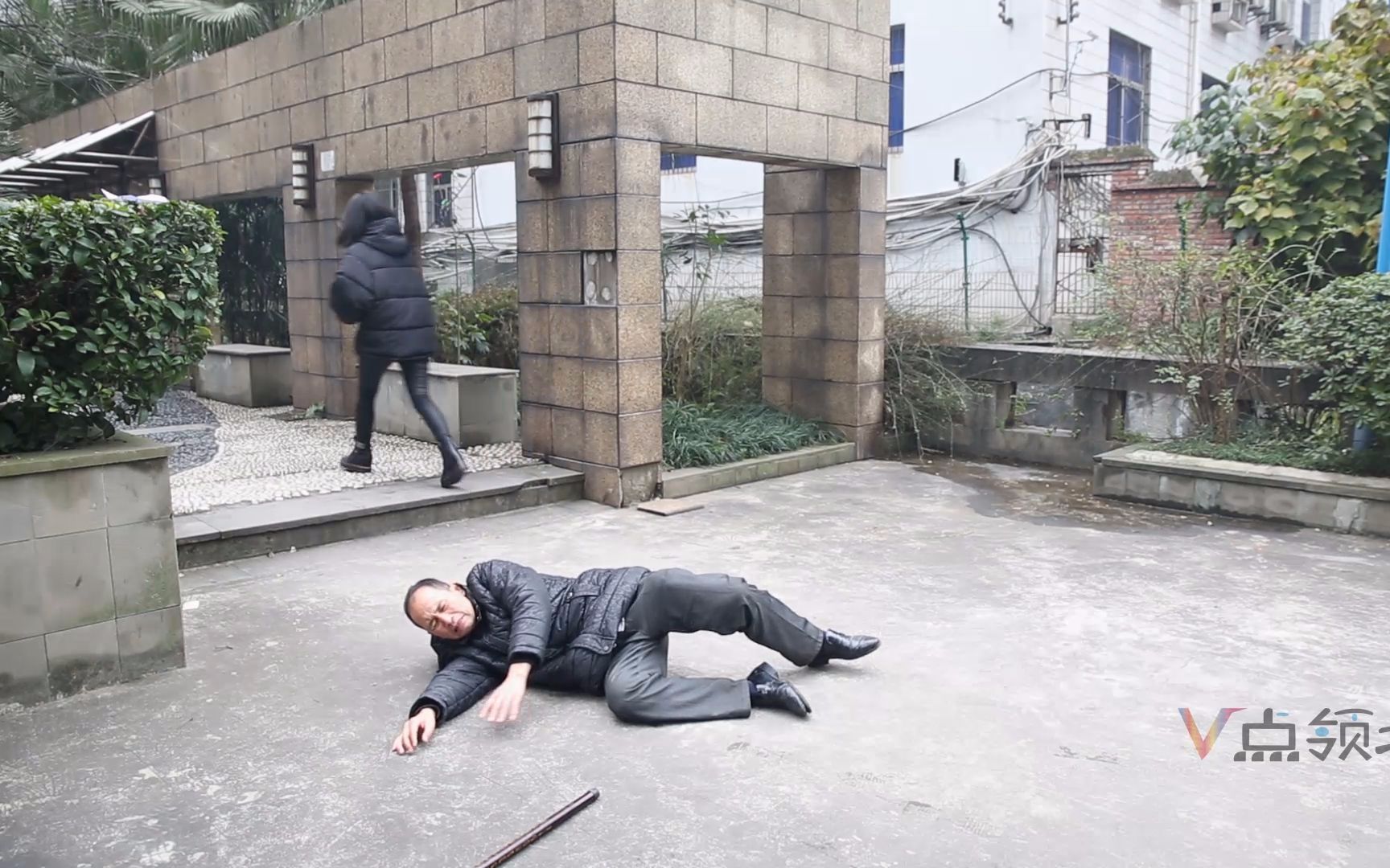 瞎眼老人意外倒地,无人敢扶,最美女孩:我是你的眼!