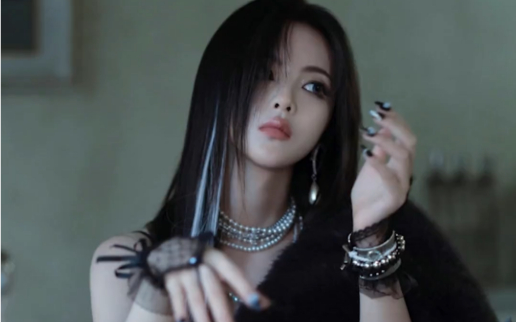 杨超越挑染烟熏妆造型 救命好飒啊超越妹妹!重紫第四世(已黑化)