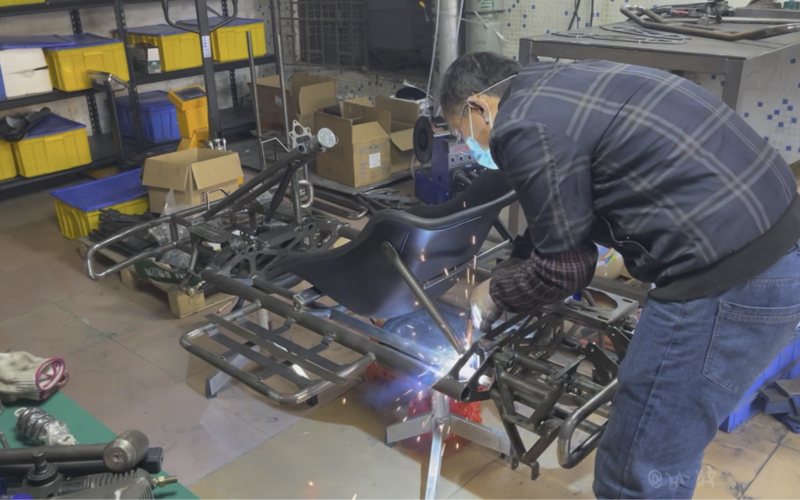 自制卡丁车 二代改款的2台车架已经完成,昨天送去做烤漆了,预计明天