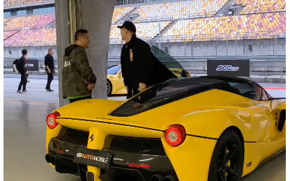 上海百亿发发哥亲自开法拉利拉法上赛,主持本场赛事的董事长亲自接待!