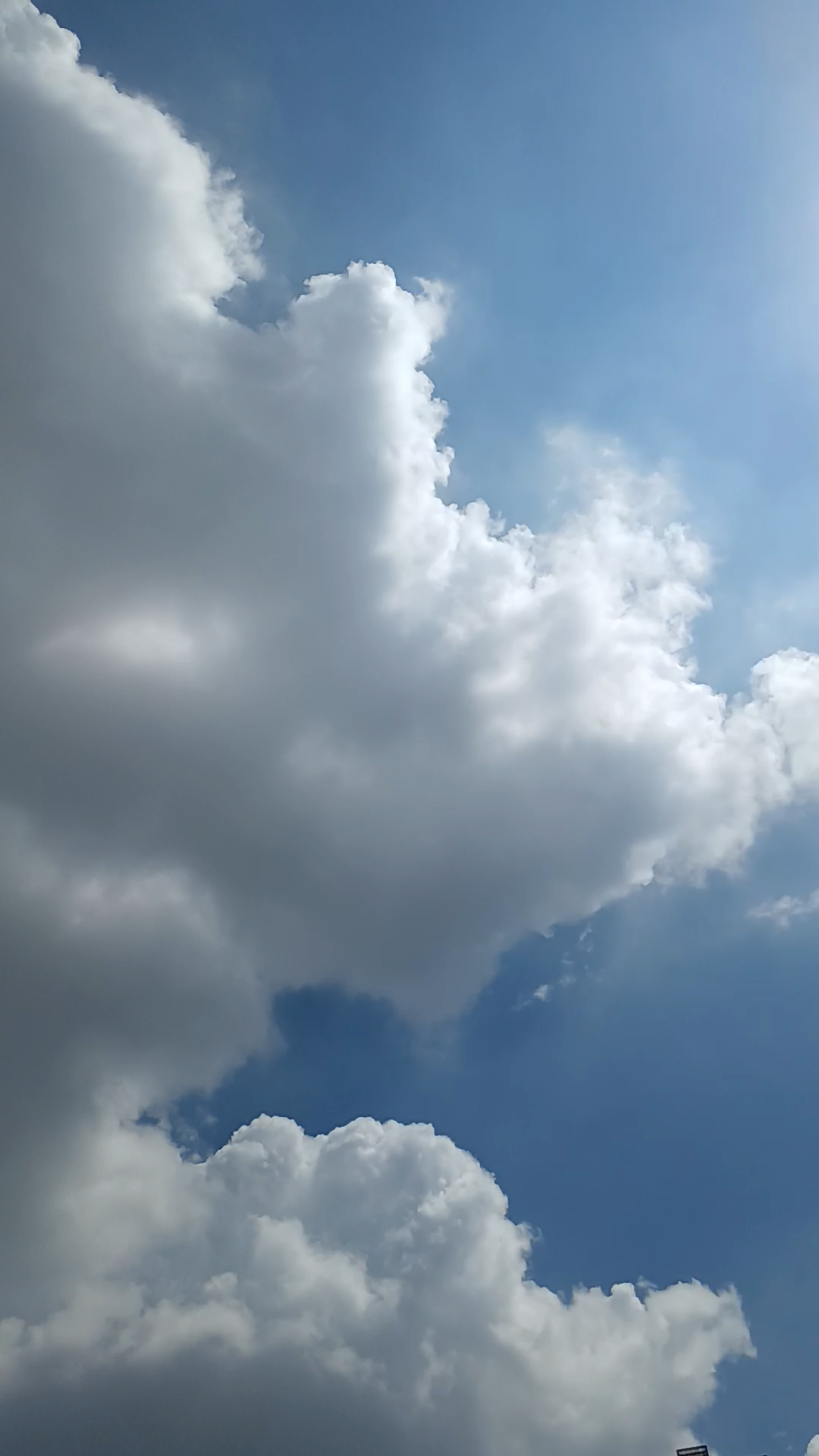 8月1日下午1点多的天空