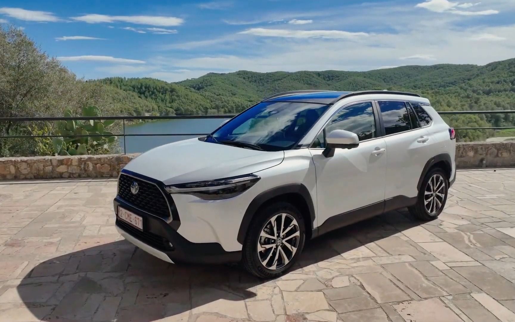 2023新款丰田卡罗拉 cross - 混合动力紧凑型家庭 suv 内部和外部展示