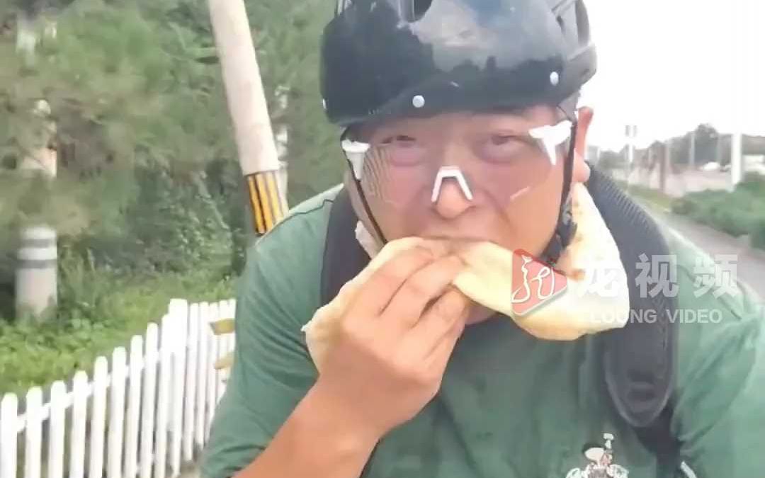 男子边骑行边吃饼和大葱,小时候脖子挂大饼的故事成为现实