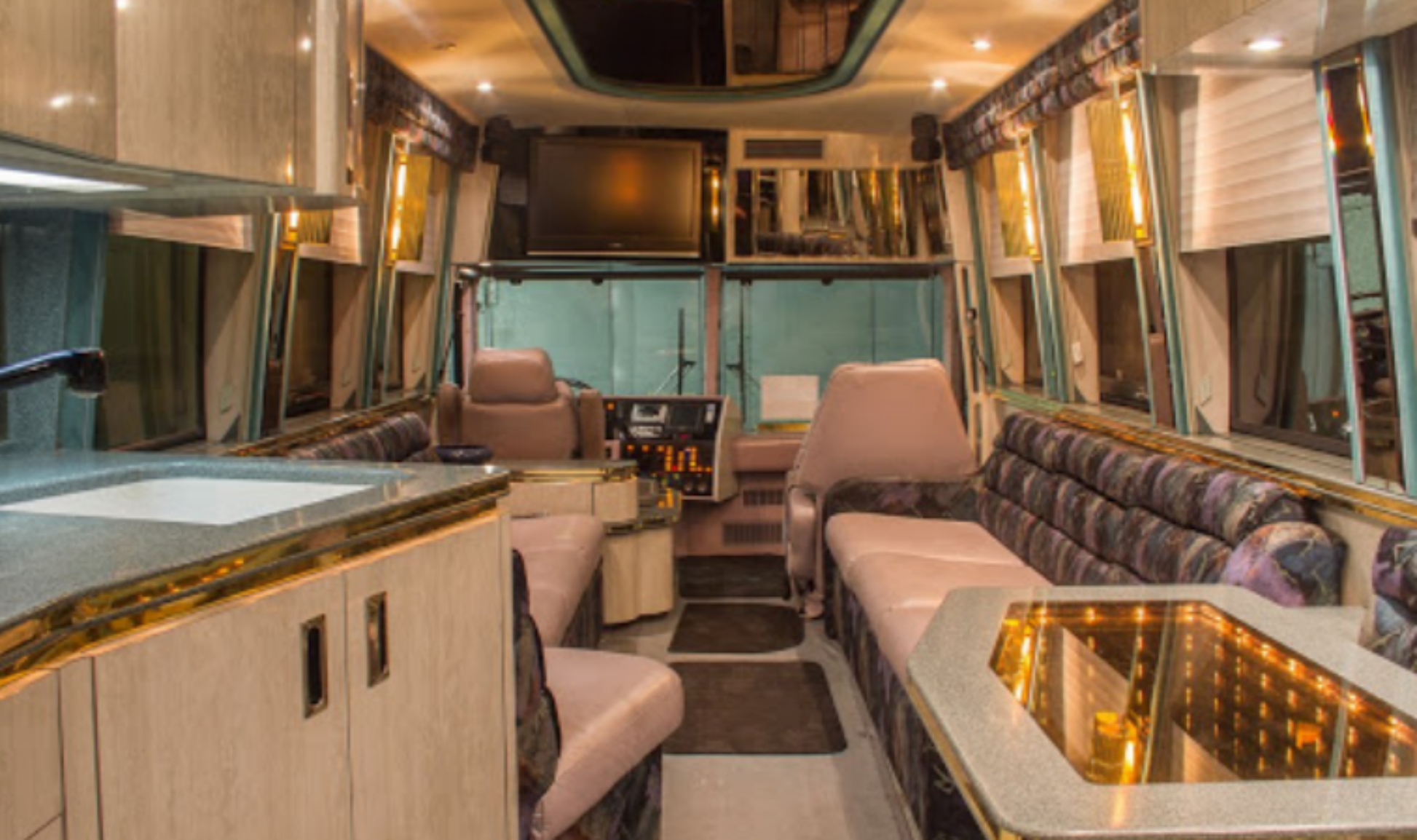 罕见商务大巴改装大型豪华房车,布局内饰堪比总统套房,大开眼界