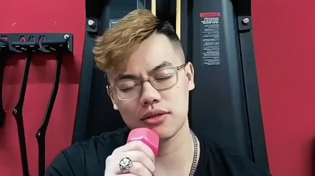 拿哑铃唱歌的林教练今日演唱伤感的恋人