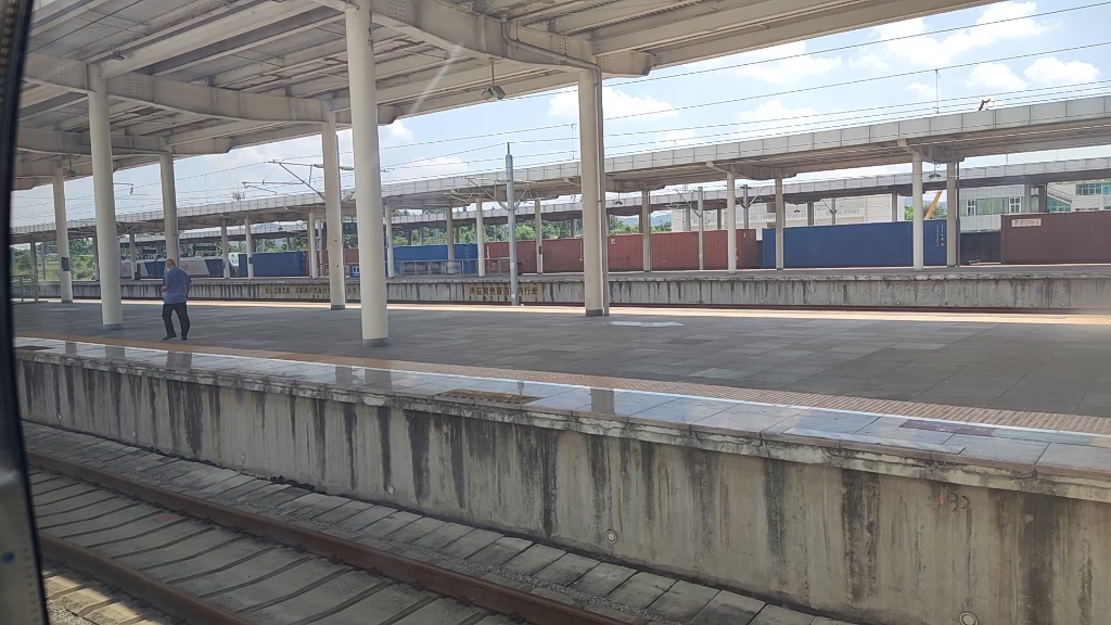 g3290次列车驶出江油站.