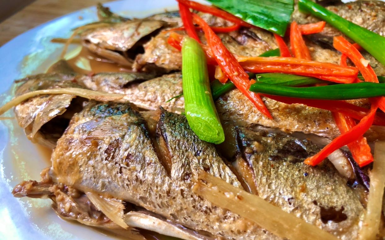 蒜苗焖巴浪鱼,广东潮汕人都吃过的一道家常菜,鱼肉鲜香下饭