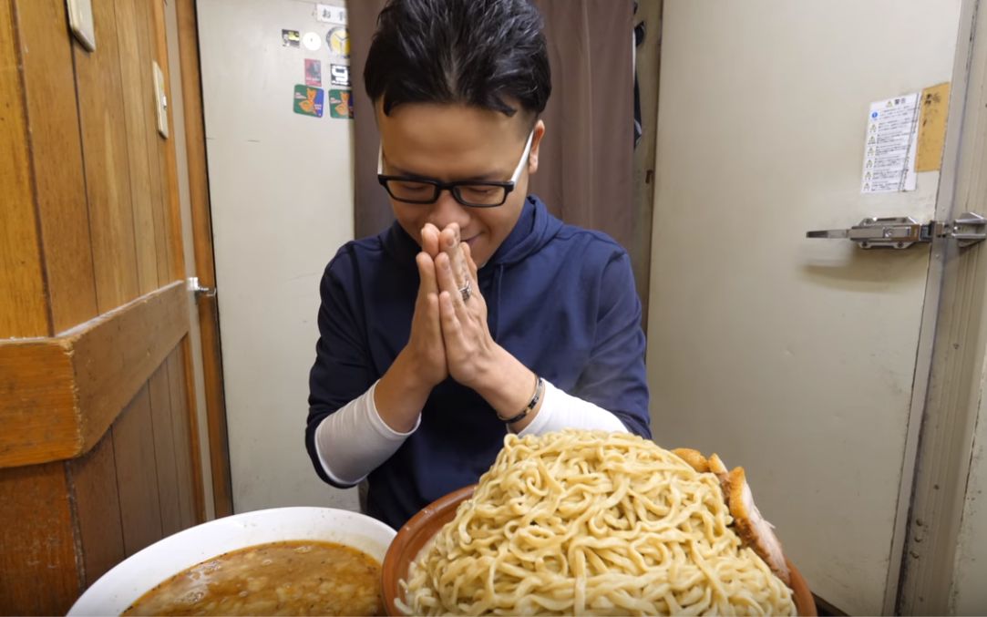 日本吃播熊熊新井熊大食山形大碗拉面大食い