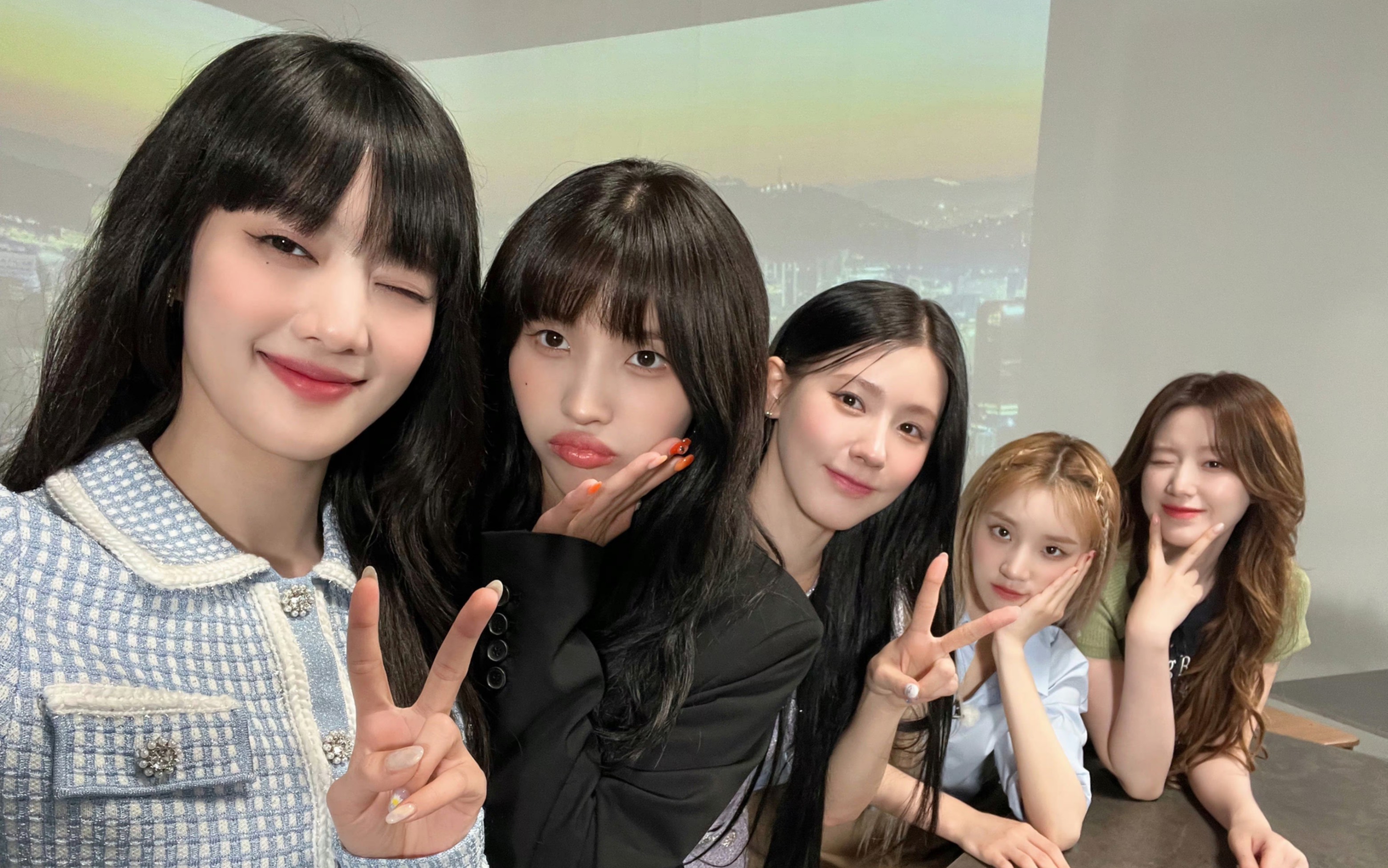 女娃官方更新女娃团综合照及片段;美延更新美照;小娟更新街景照片