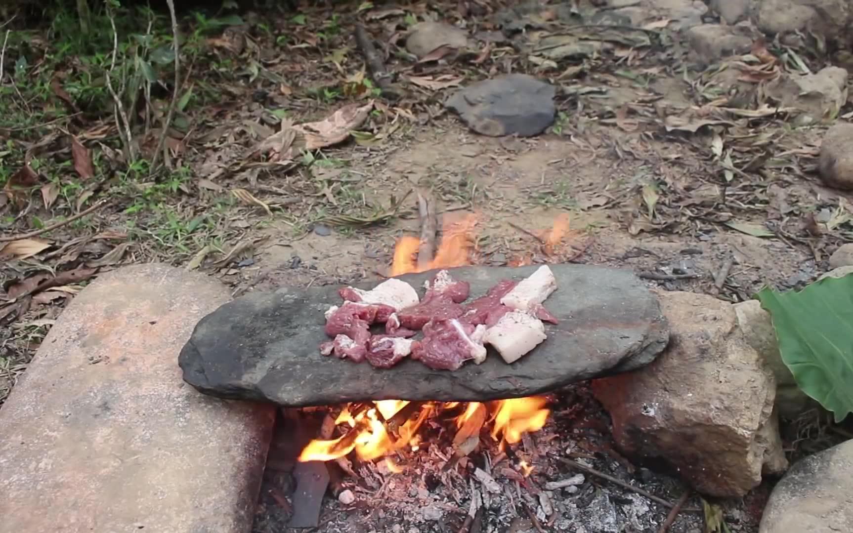原始生存野外岩石烤肉