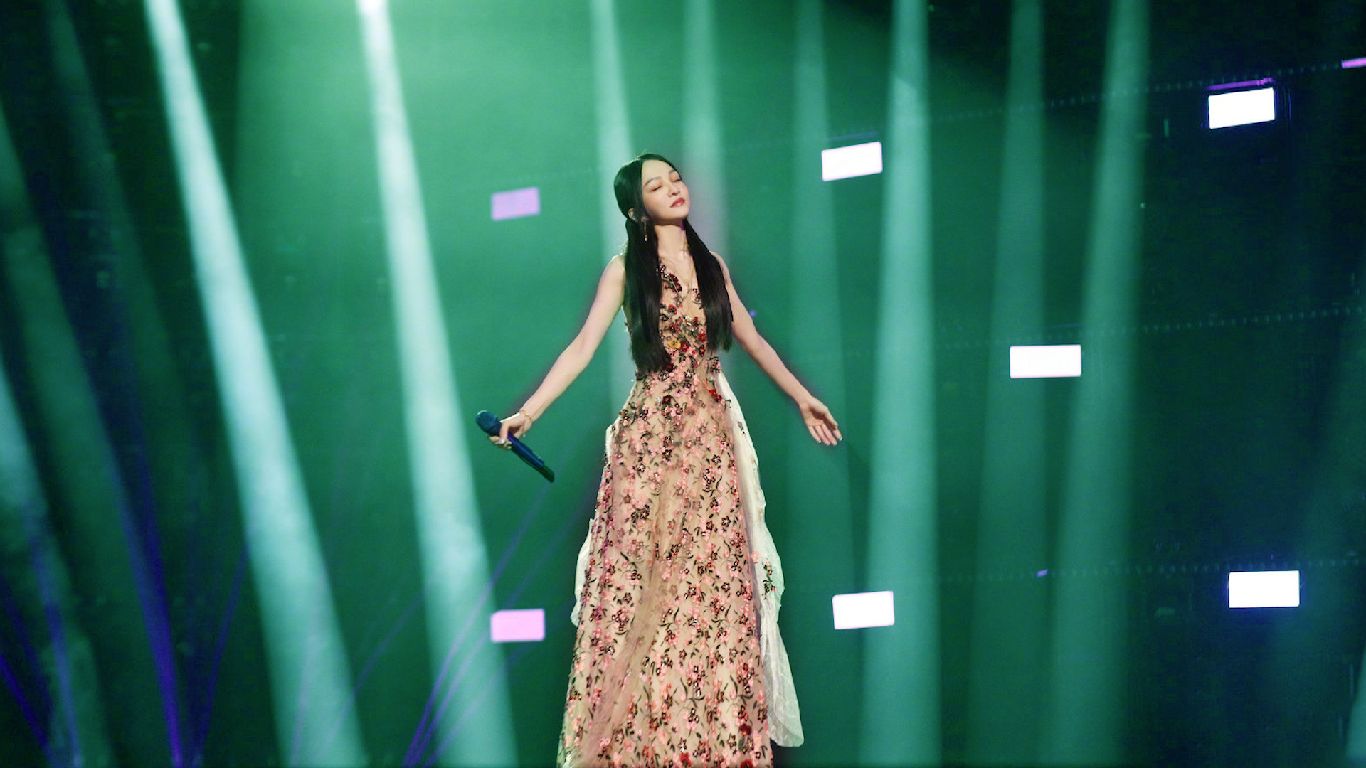 好应景!张韶涵网络春晚再唱《欧若拉》,高潮部分全场灯光变绿