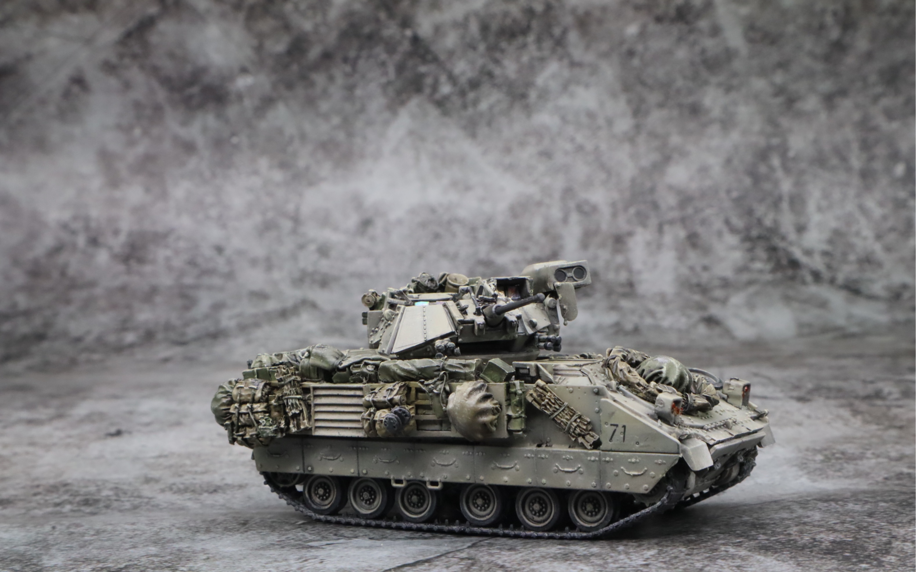 1/72 m2 布莱德利步兵战车 冷调沙漠色