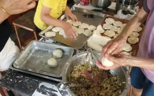 Download Video: 【台湾小吃】啥馅料都放的油煎饼！早餐根本拒绝不了！