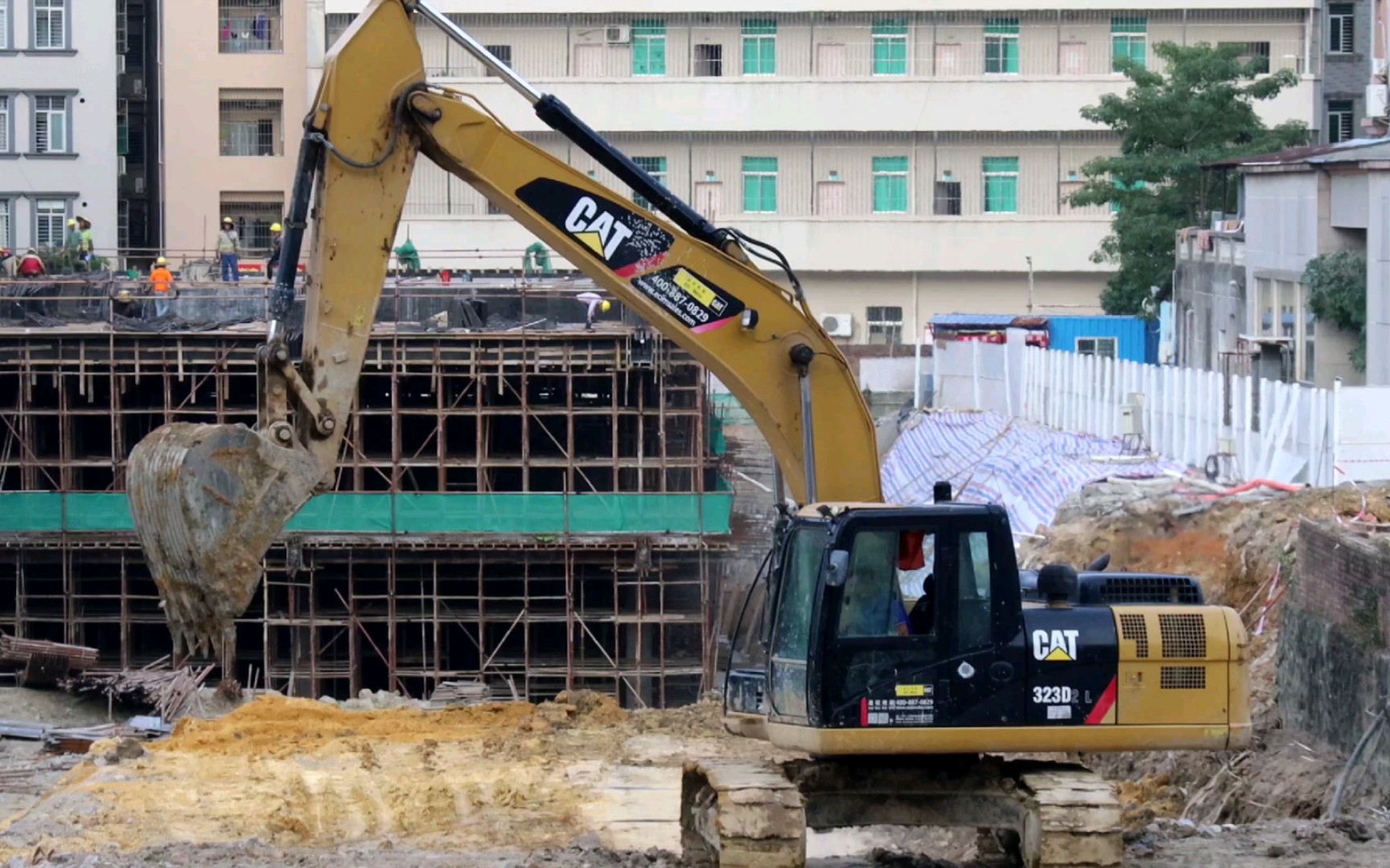 卡特323d2l挖掘机工作