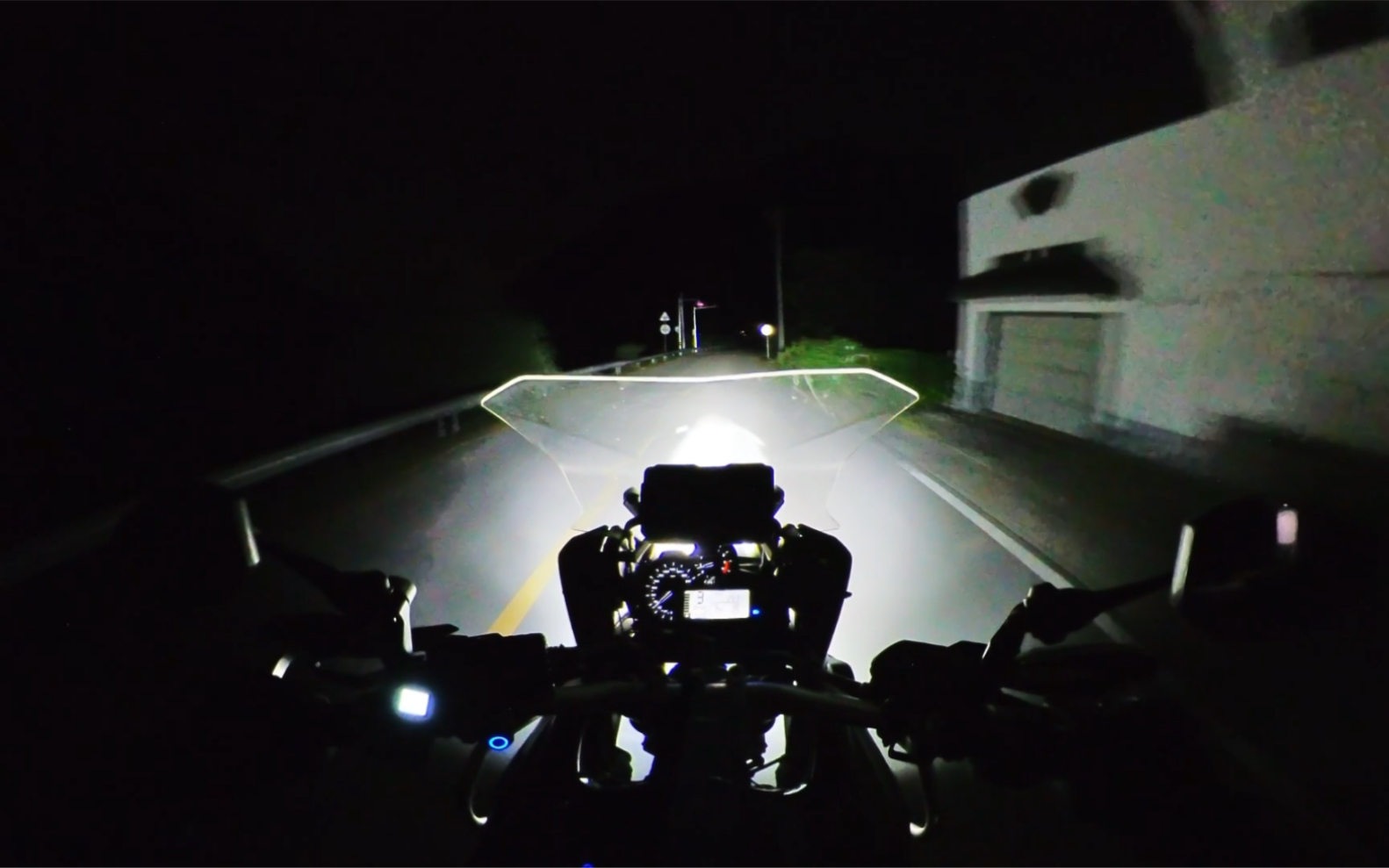 夜里在山里骑摩托车,寻找一种宁静