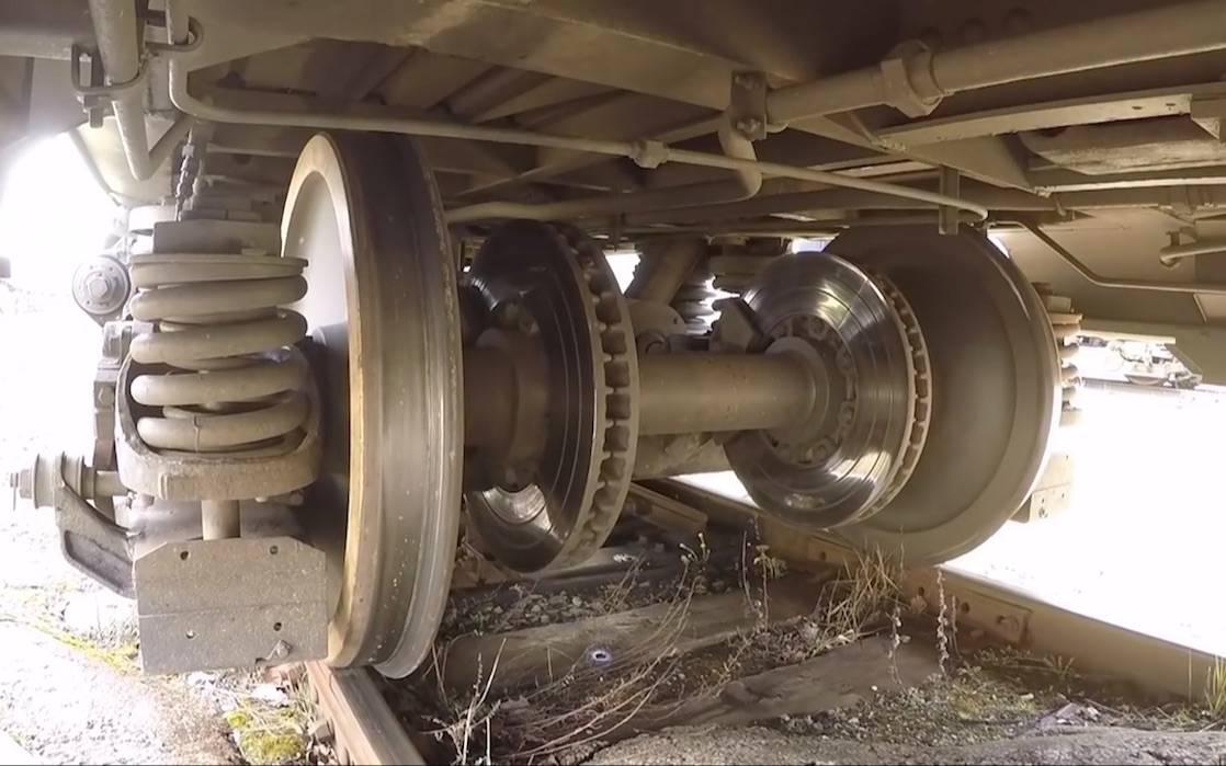 火车底部架上一台摄像机,看车轮是如何起步加速的_哔哩哔哩_bilibili