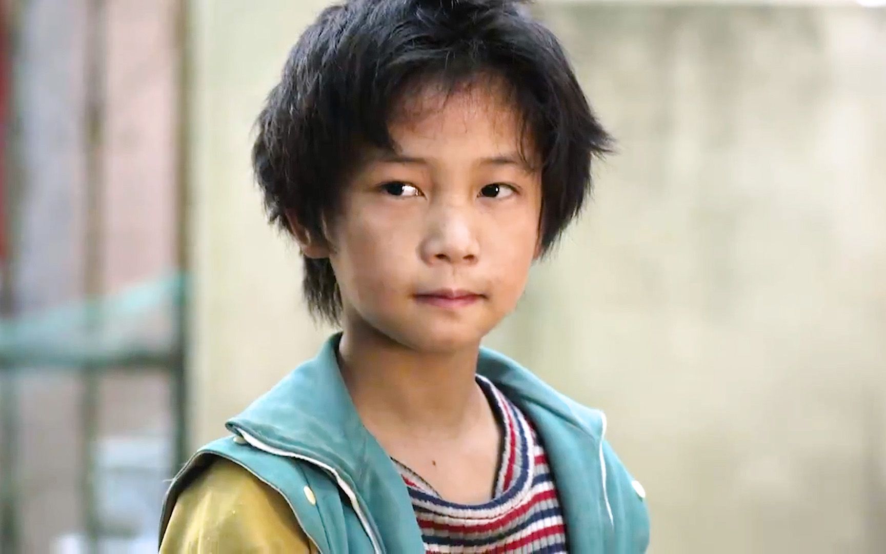 8岁男孩千里寻母,为了不让人贩子拐走,装残疾人捡垃圾为生:《拾荒少年