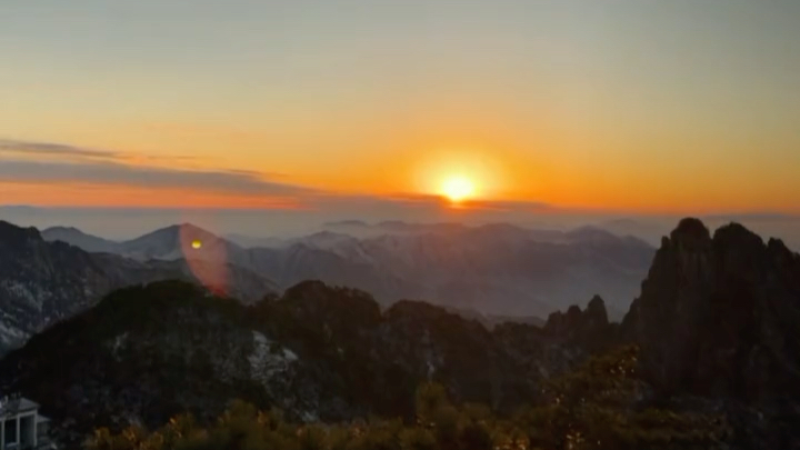 [图]#董宇辉 董宇辉的声音好神奇，听了让人觉得内心特别平静 黄山观日落，日出东方催人醒，不及晚霞懂我心