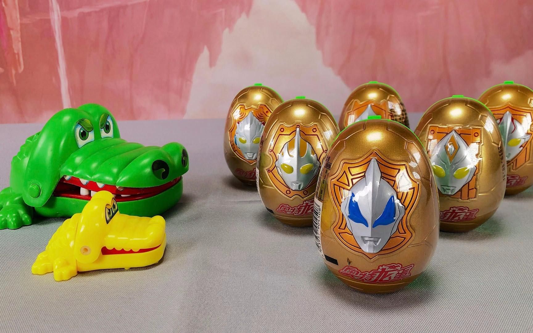 玩具柜子 -鳄鱼父子和光头强一起拆奥特龙蛋 二