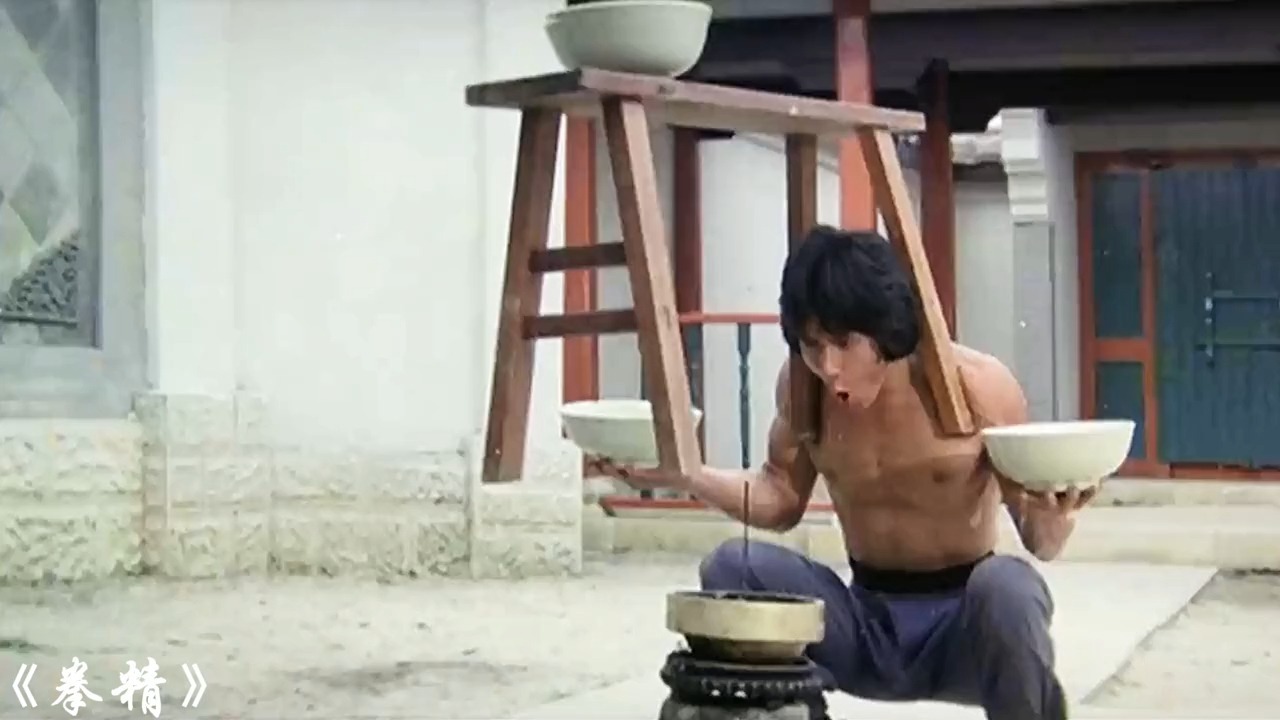 盘点：成龙五大练功偷懒名场面，顶着板凳还耍滑头，大哥你要悲剧了！