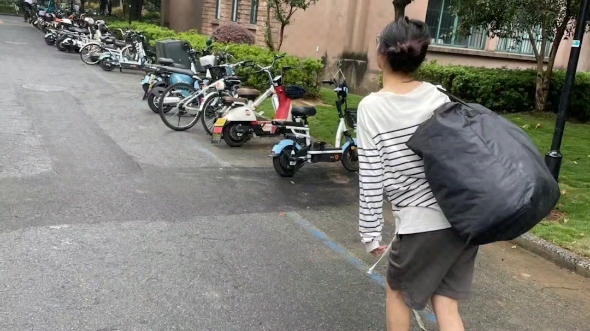 [图]走在路上。