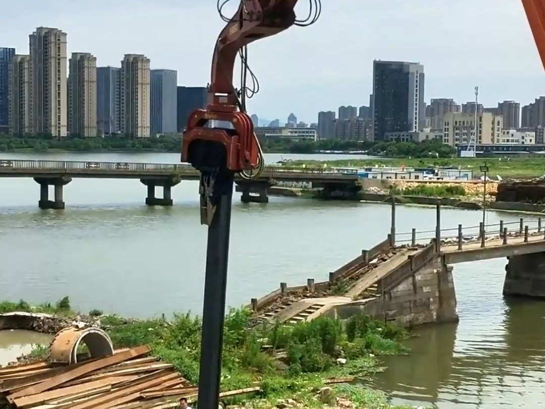 打桩机打拉森钢板桩