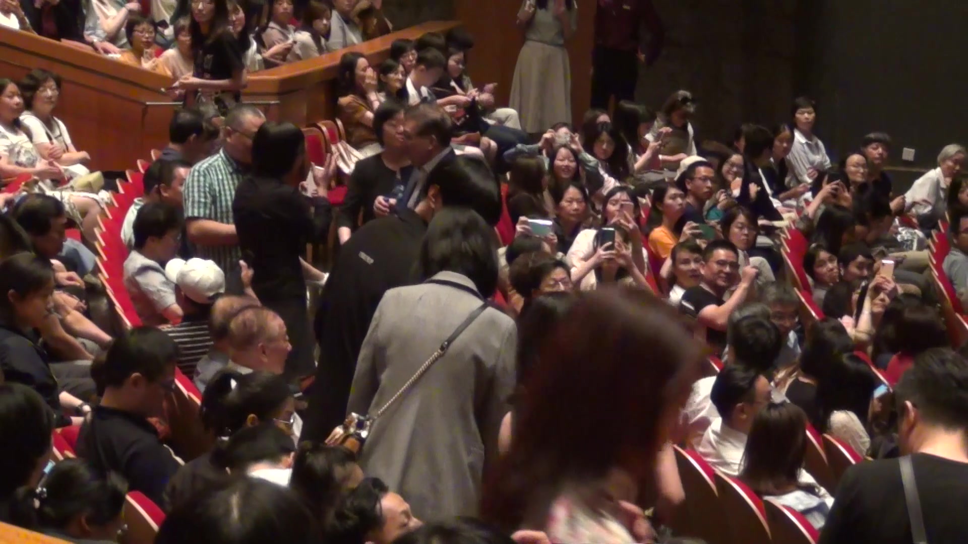 190918话剧《德龄与慈禧》观众郑云龙中场离场及入场