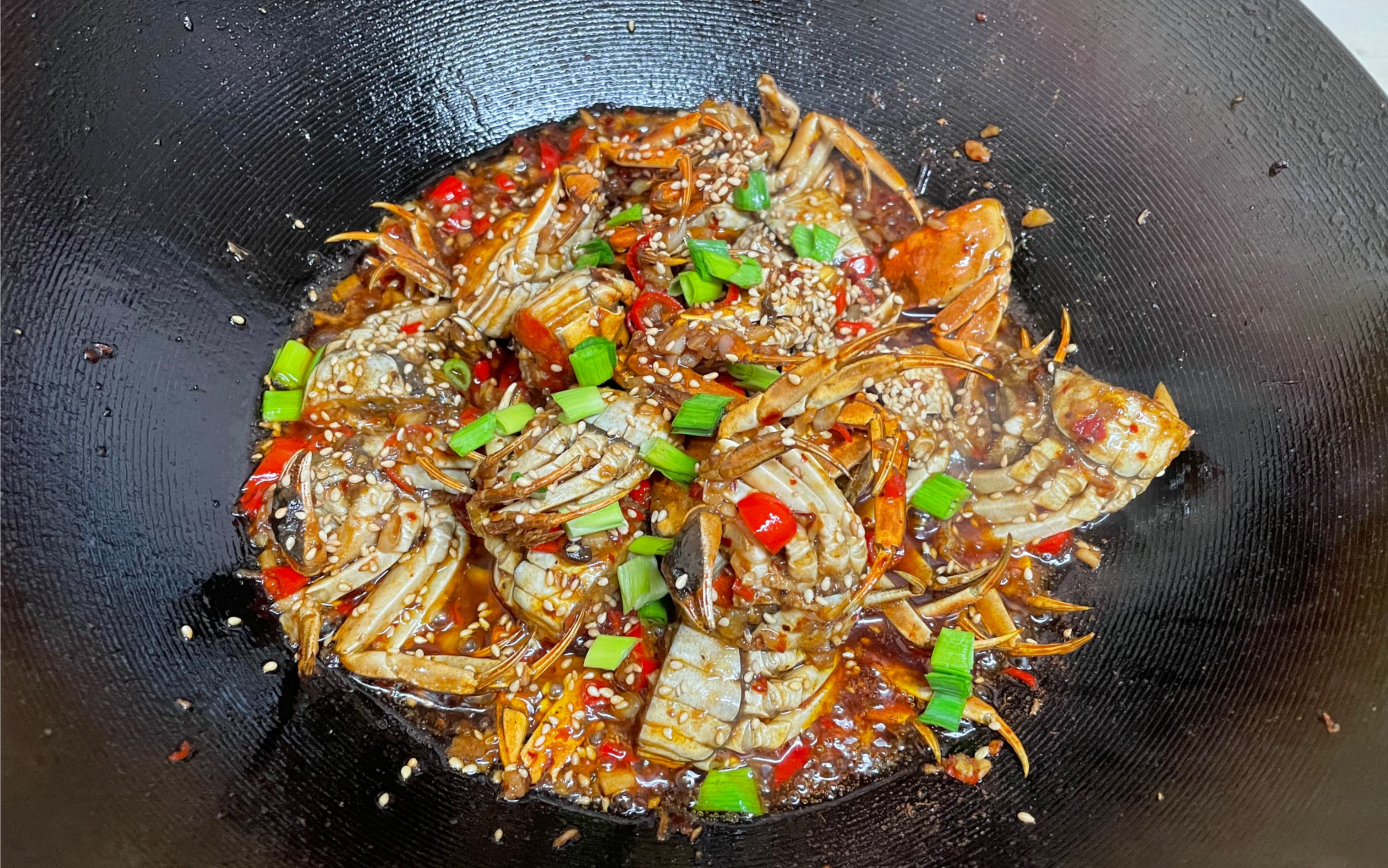 香辣蟹,壳我都唆干净了,真的太有味啦,20块钱买的8只小闸蟹,大的太贵