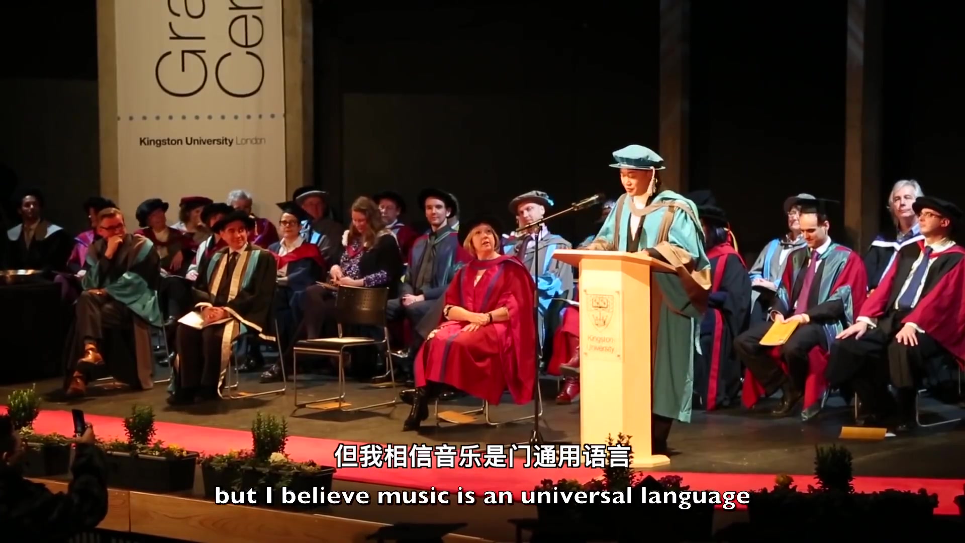 陈奕迅获英国Kingston大学荣誉音乐博士学位的毕业演讲,这一口英音真是绝了!哔哩哔哩bilibili