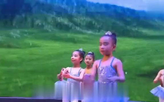 [图]『儿童舞蹈』幼儿园舞蹈《快乐的小铃鼓》