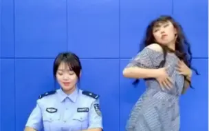 Скачать видео: 哈哈哈哈哈现在当警察也太难了吧？