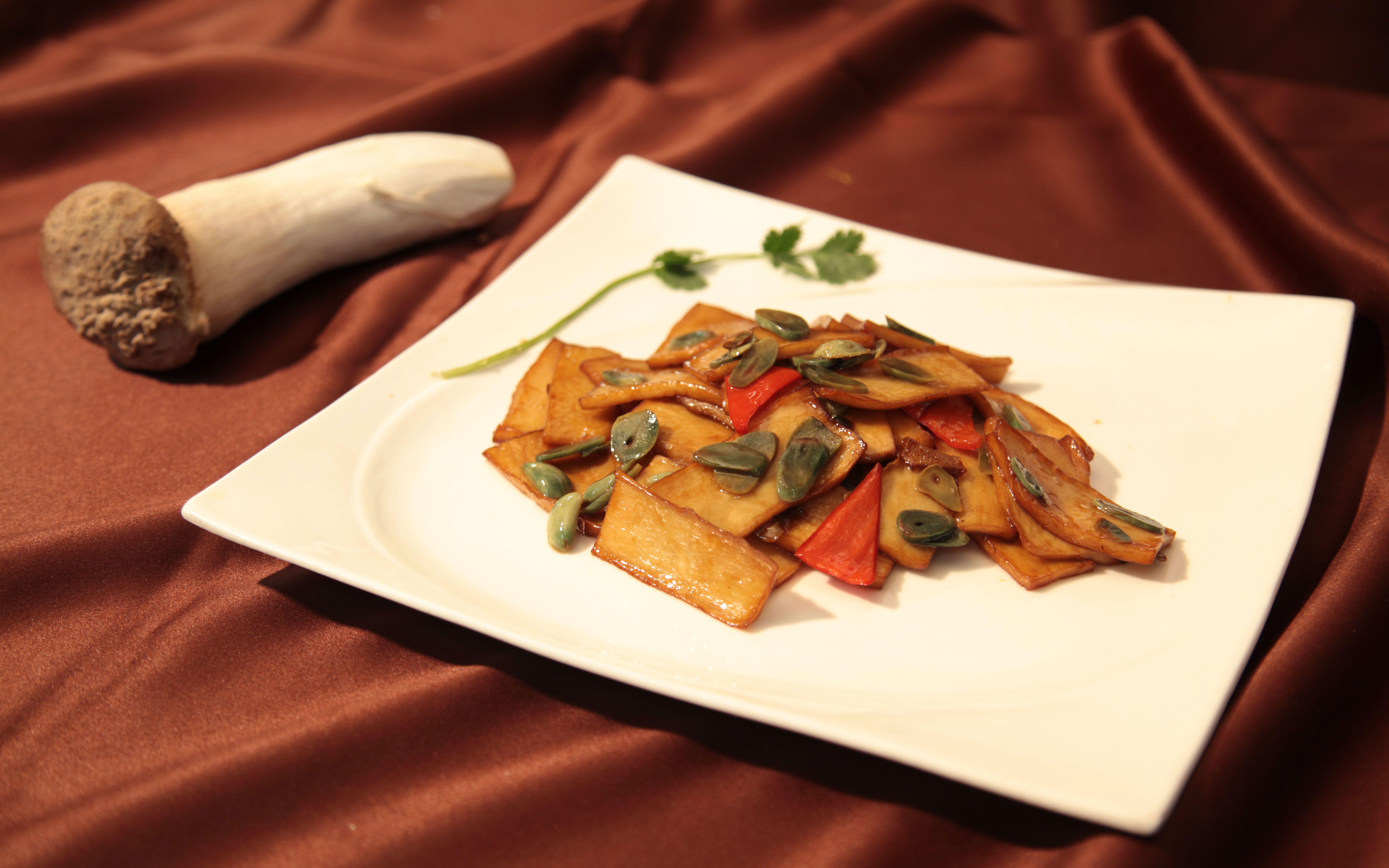 教你妙用腊八蒜和杏鲍菇做一道菜