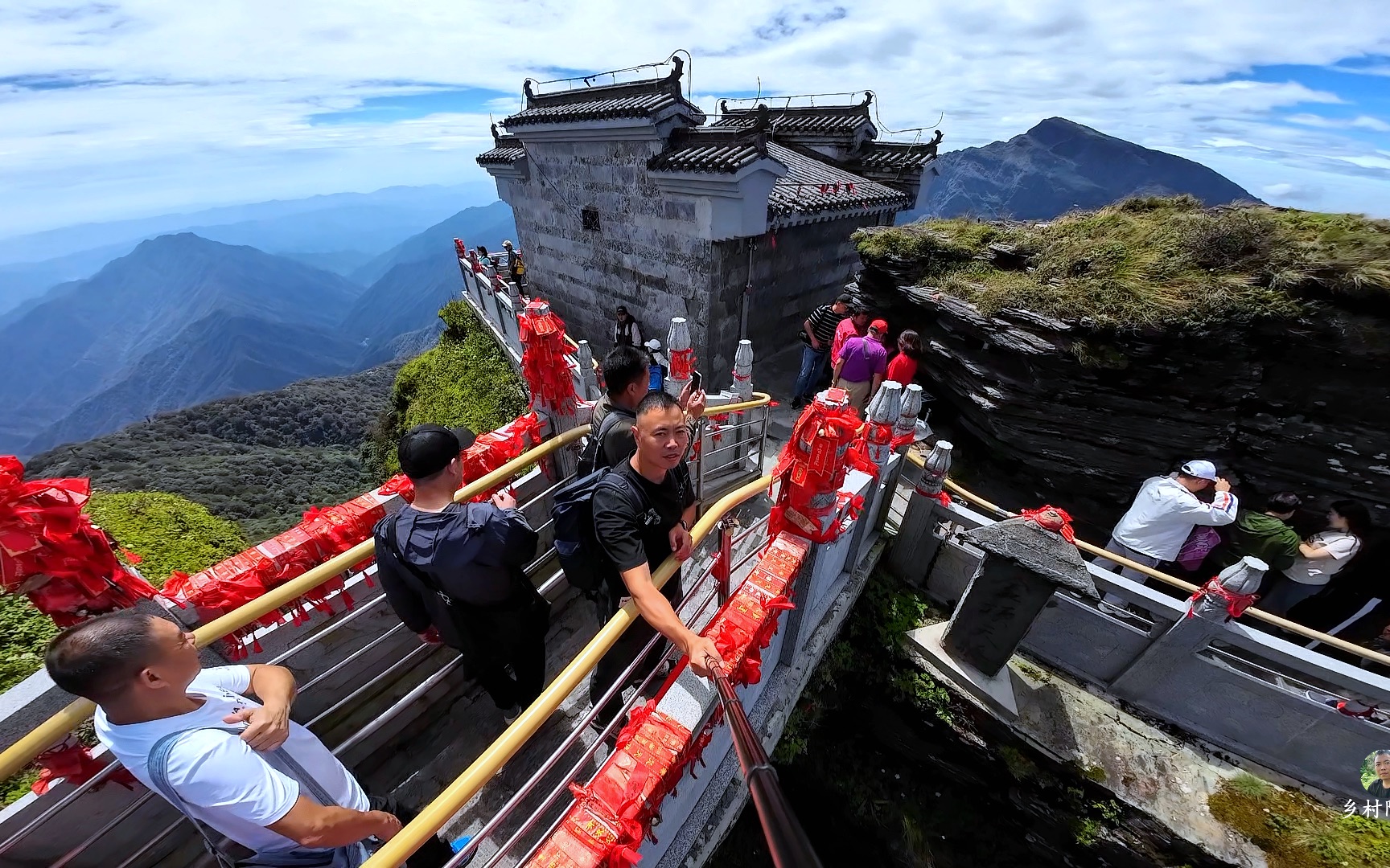 [图]闻名天下的贵州梵净山，宛如一座天空之城，登上山顶那一刻值了