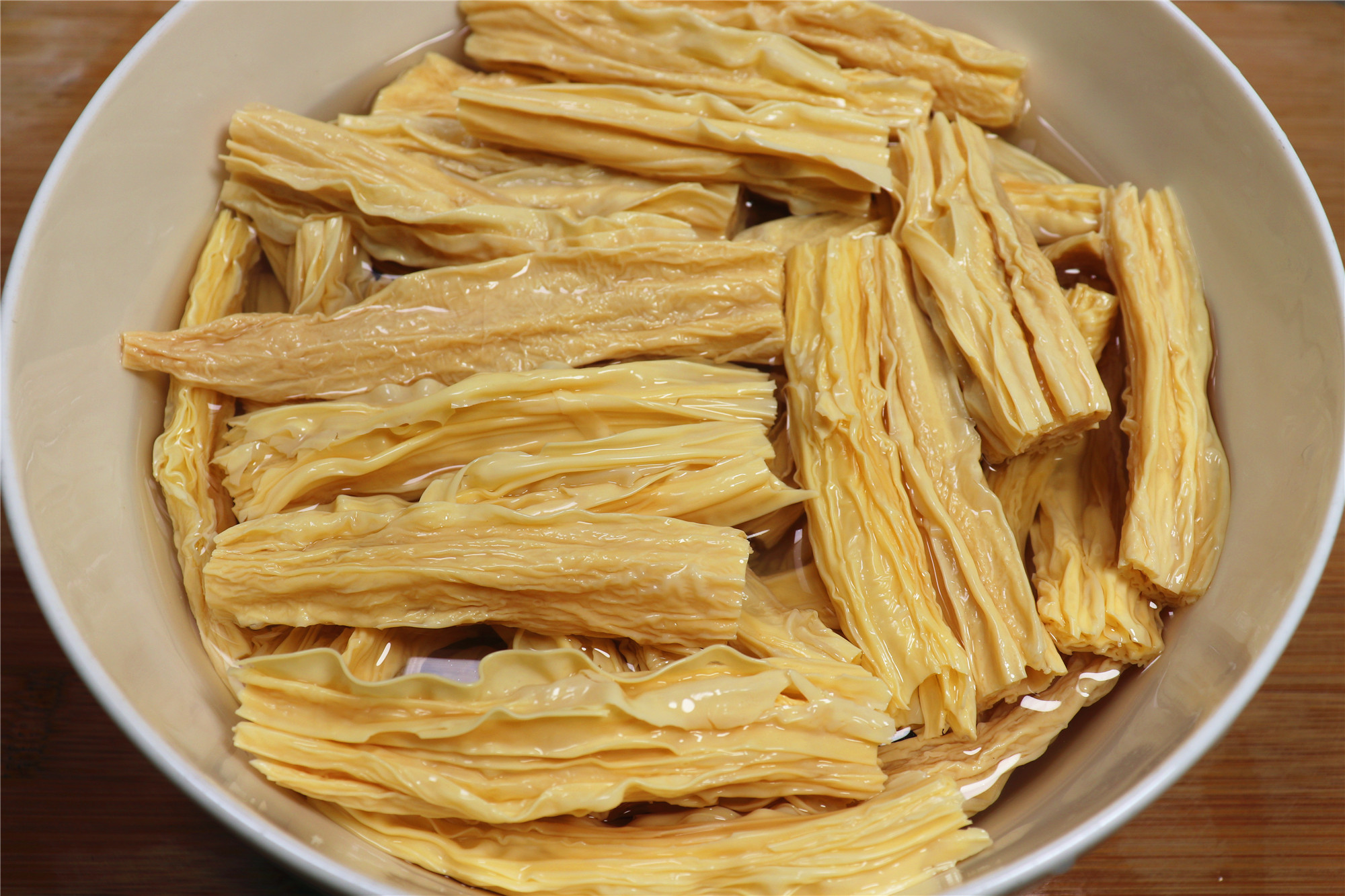 泡腐竹时,有人用冷水有人用热水?大厨:都不对,这么做才不夹生